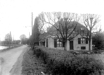 805166 Gezicht op de boerderij De Schulpen (Vechtdijk 140) te Utrecht met op de voorgrond de bijbehorende tuin.